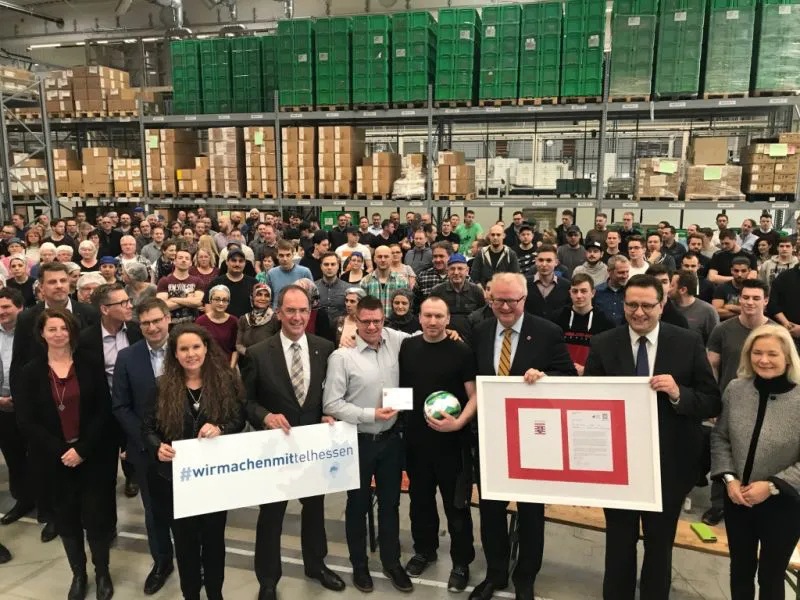 Finanzminister Dr. Thomas Schäfer mit Geschäftsführung und Mitarbeitern der Firma Seidel und des Tochterunternehmens Carus. Bild: HMdF